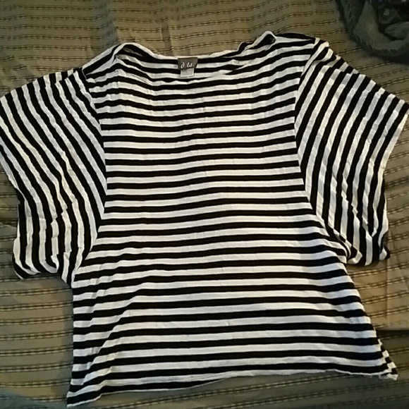 🚫SOLD🚫Striped black and white bat winged shirt