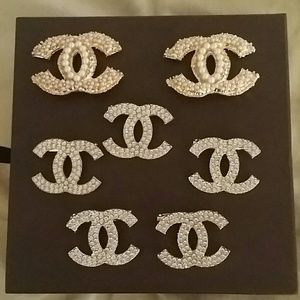 2 small Gold brooches