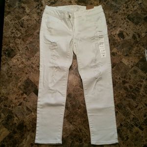 🚫🚫SOLD🚫🚫 white AE distressed jegging crop