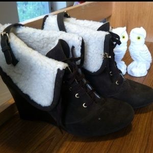 Fur Lined Evergreen Boots Size 10
