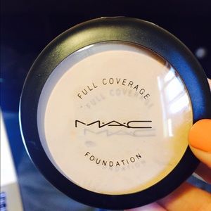 MAC full coverage foundation NC15