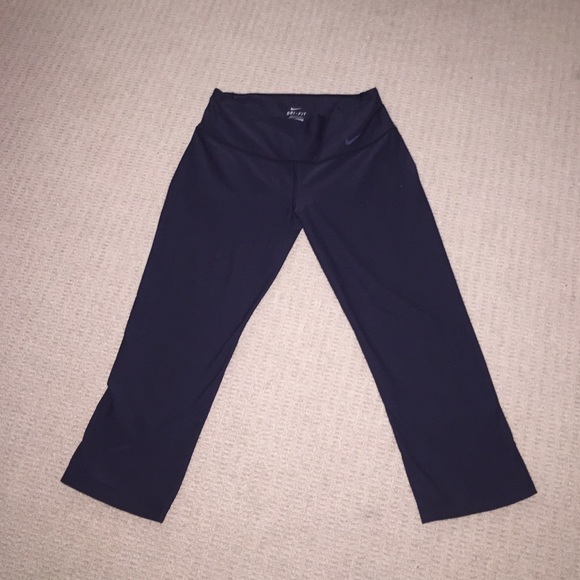 NIKE CAPRI LEGGINGS