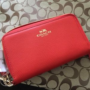 SALE ‼️ Double Corner Zip Wristlet In Leather