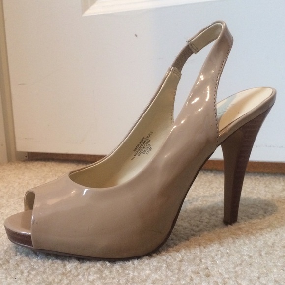 Nine West nude patent peep toe pumps