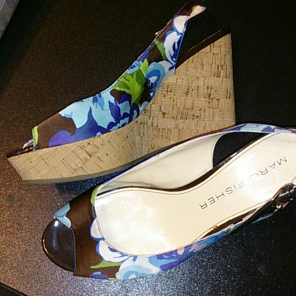 💕HP 💕Flowered Wedges