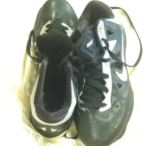 Nike Zoom Basketball Shoe - Picture 2 of 4