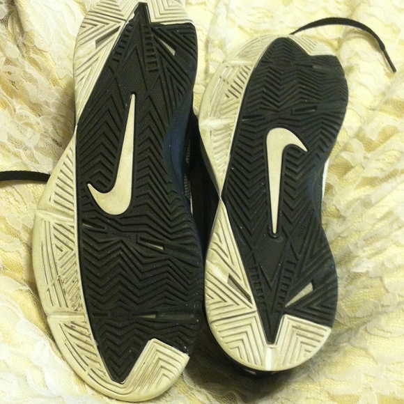 Nike Zoom Basketball Shoe - Picture 3 of 4