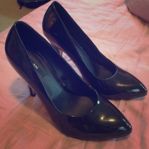 NWOT Forever 21 pointed black heels