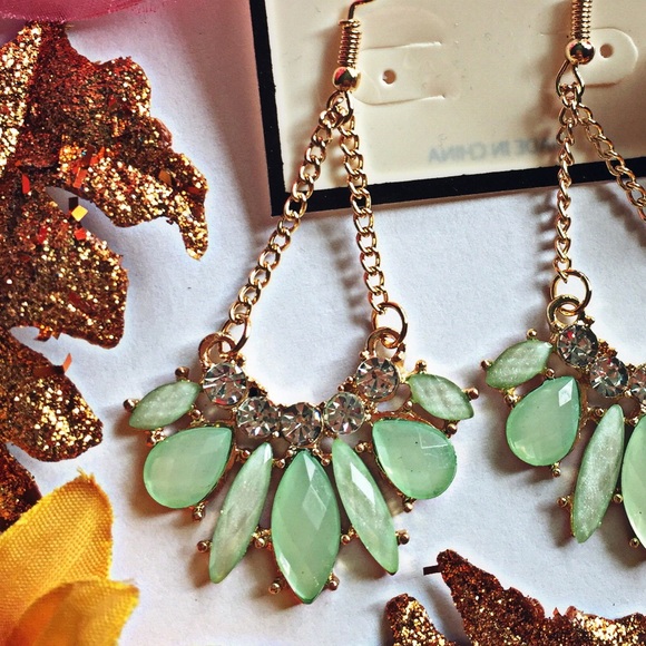 ❗️🚫SOLD❗️Cucumber Breeze Earrings - Picture 2 of 3