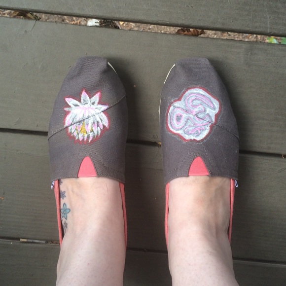 HANDPAINTED TOMS