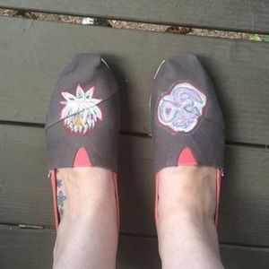 HANDPAINTED TOMS