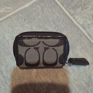 Like new contact lens case