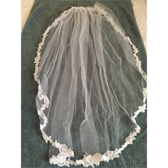 White wedding veil with lace trim