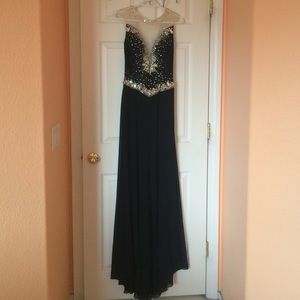 I am selling an evening gown/prom dress.