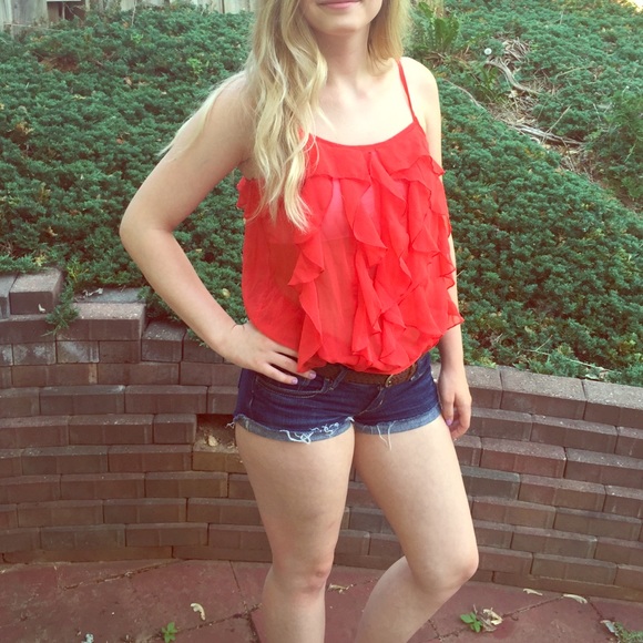 Pretty red tank top 🌺