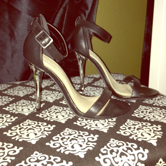 Le chateau Shoes - Basic Strap heels