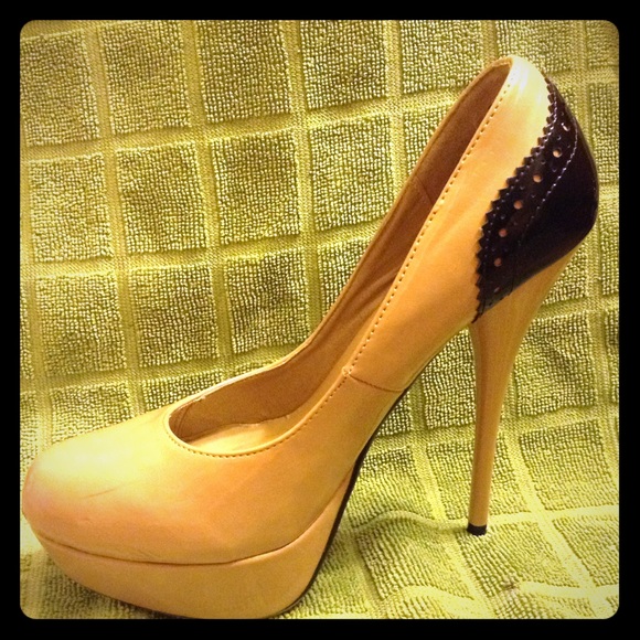 sz 8 beige stilettos