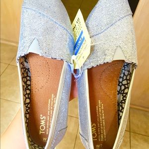 BRAND NEW TOMS