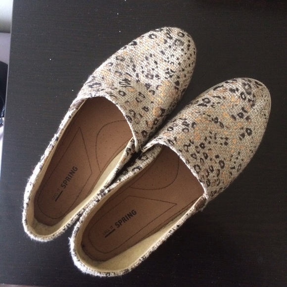 Tan cheetah print loafers