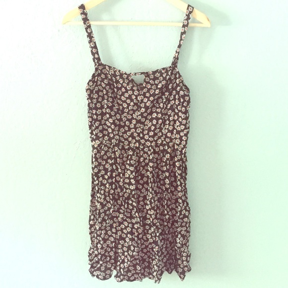 Brandy Melville Dresses & Skirts - Daisy Print dress