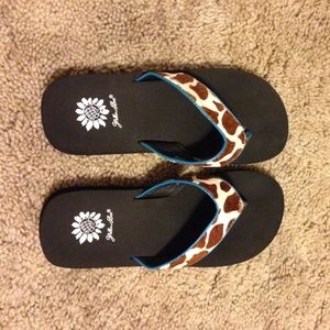 Yellow Box giraffe print flip flops size 6.5