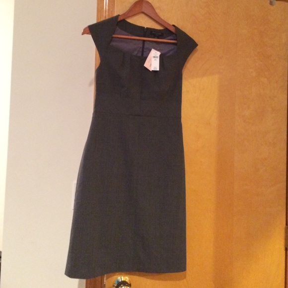A grey dress 00p