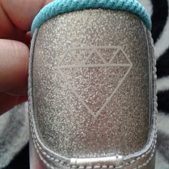 Nikes - Picture 3 of 4