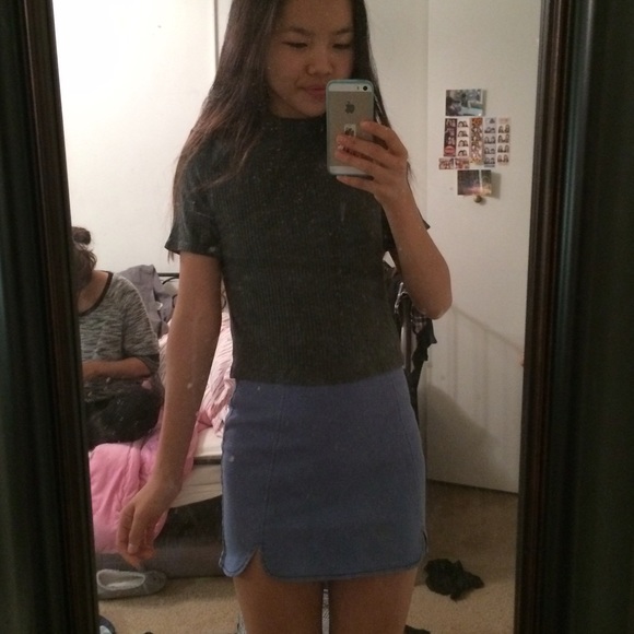 💌Sold💌 Brandy Melville Ribbed Neckline Crop Top - Picture 2 of 2