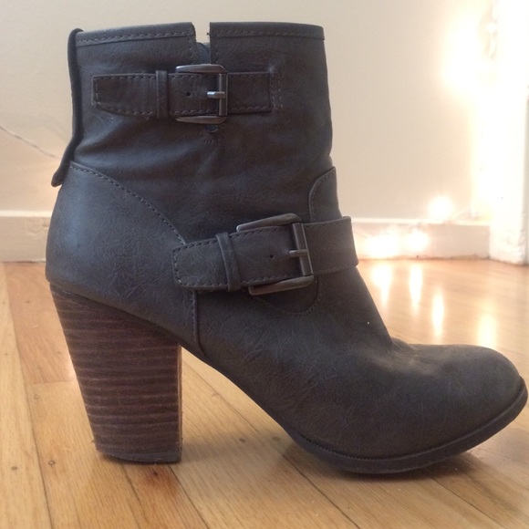 Dollhouse gray booties 7