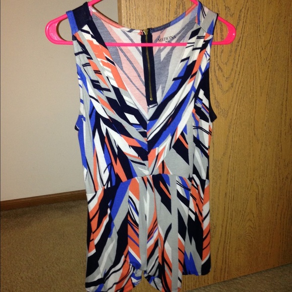 Fun patterned deep-v. - Picture 2 of 3