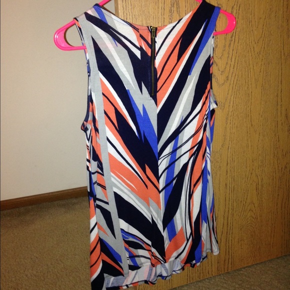 Fun patterned deep-v. - Picture 3 of 3