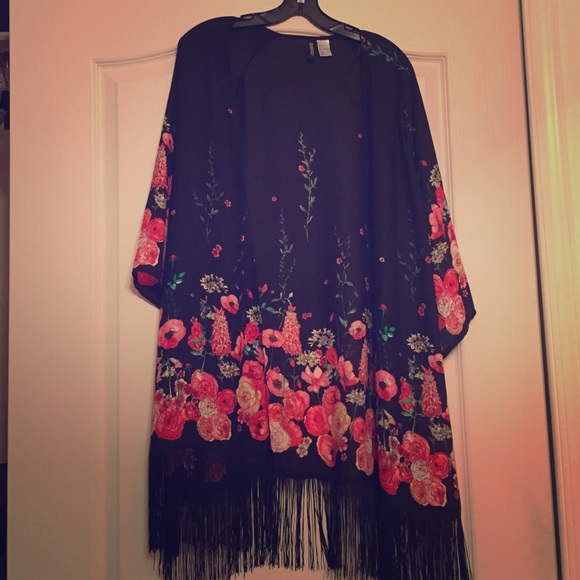 Black and floral print fringe kimono