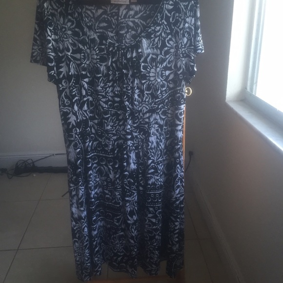 Short sleeved dress - Picture 1 of 4