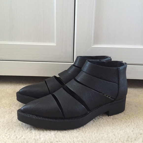 YRU Katana black cut-out bootie size 8 - Picture 2 of 4