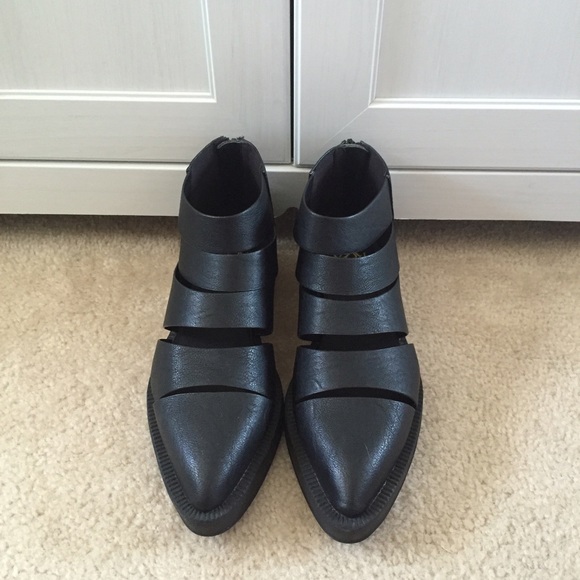 YRU Katana black cut-out bootie size 8 - Picture 3 of 4