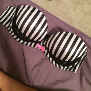 Strapless bra with attachable straps