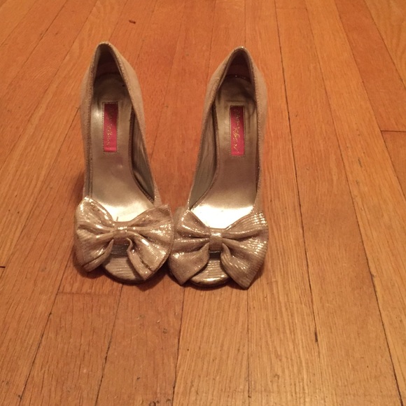 Betsy Johnson silver bow peep toe shoes cork heel