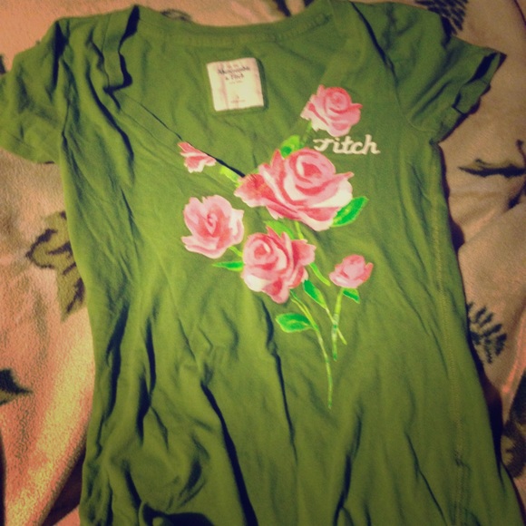 🎉lower price🎉A&F Graphic V Neck