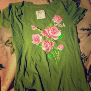 🎉lower price🎉A&F Graphic V Neck