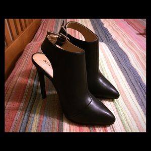 REDUCED!! NWOB JustFab high heel black booties