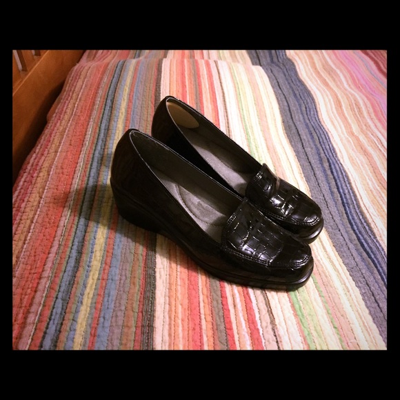 FINAL REDUCTION!  Aerosoles black patent loafers