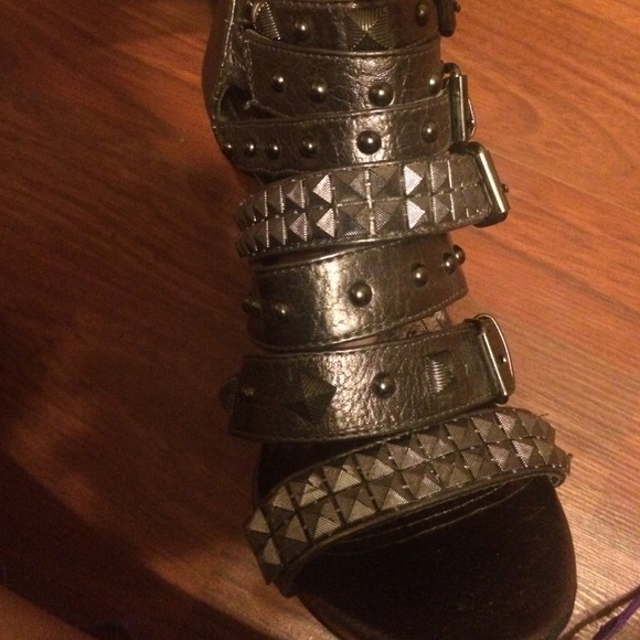 Studded heels - Picture 2 of 3