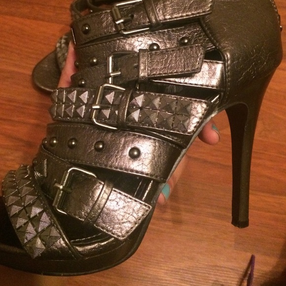 Studded heels - Picture 3 of 3