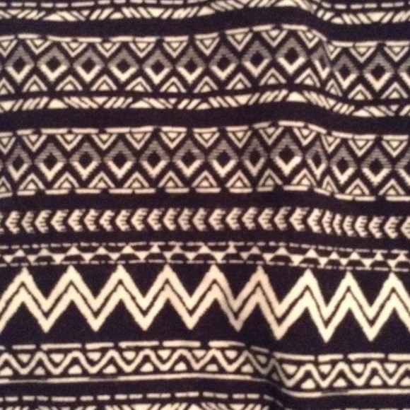Black and White tribal print cropped sweater - Picture 2 of 3