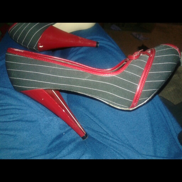 Steve Madden Black and Red Pinstriped Pumps - Picture 1 of 1