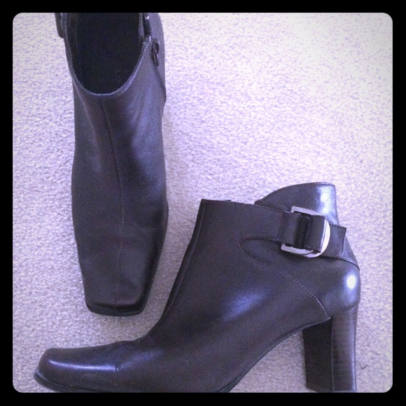 Liz Claiborne brown booties