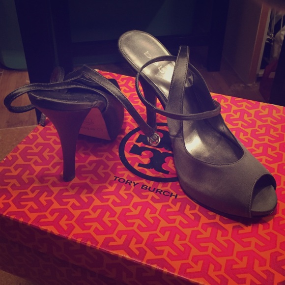 Bebe satin peep toe pump!!