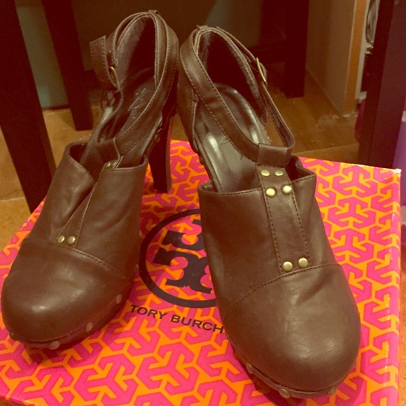 Brown heeled clog