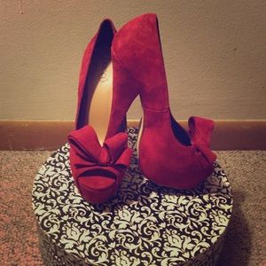 Red bow platform heels