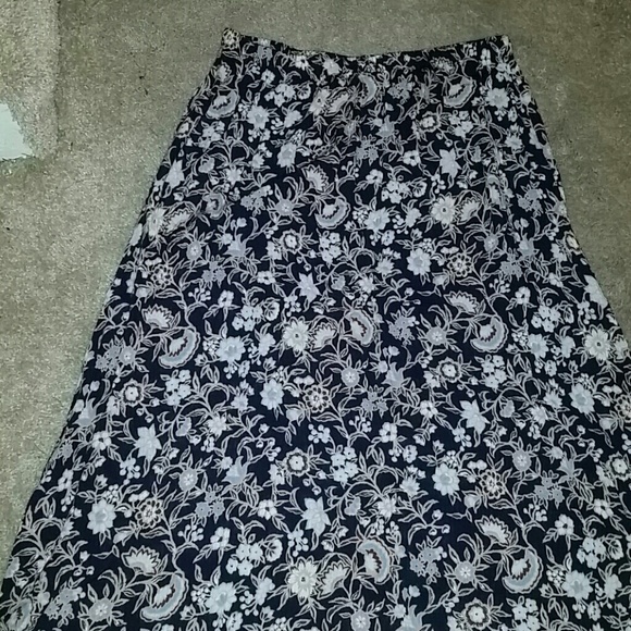 Adorable mid length skirt!